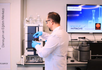 HPLC numune hazırlama, HPLC analizi, HPLC teknikleri, numune hazırlık aşamaları, filtrasyon teknikleri, santrifüjleme yöntemi, sıvı-sıvı ekstraksiyon, katı faz ekstraksiyonu, protein çöktürme yöntemi, dilüsyon işlemi, HPLC'de dikkat edilmesi gerekenler, HPLC'de çözücü seçimi, biyolojik örnek hazırlama, çevre örneği analizi, gıda analizi HPLC, Hitachi HPLC sistemi, Terra Analitik Cihazlar, Terra AŞ laboratuvar çözümleri, HPLC eğitim içerikleri, laboratuvar numune hazırlama teknikleri