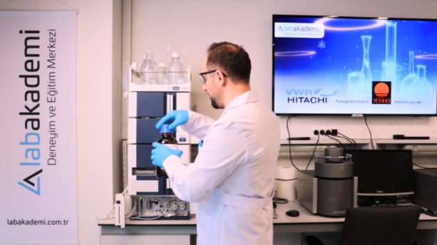 HPLC numune hazırlama, HPLC analizi, HPLC teknikleri, numune hazırlık aşamaları, filtrasyon teknikleri, santrifüjleme yöntemi, sıvı-sıvı ekstraksiyon, katı faz ekstraksiyonu, protein çöktürme yöntemi, dilüsyon işlemi, HPLC'de dikkat edilmesi gerekenler, HPLC'de çözücü seçimi, biyolojik örnek hazırlama, çevre örneği analizi, gıda analizi HPLC, Hitachi HPLC sistemi, Terra Analitik Cihazlar, Terra AŞ laboratuvar çözümleri, HPLC eğitim içerikleri, laboratuvar numune hazırlama teknikleri
