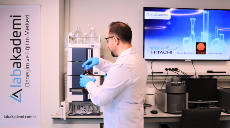 HPLC numune hazırlama, HPLC analizi, HPLC teknikleri, numune hazırlık aşamaları, filtrasyon teknikleri, santrifüjleme yöntemi, sıvı-sıvı ekstraksiyon, katı faz ekstraksiyonu, protein çöktürme yöntemi, dilüsyon işlemi, HPLC'de dikkat edilmesi gerekenler, HPLC'de çözücü seçimi, biyolojik örnek hazırlama, çevre örneği analizi, gıda analizi HPLC, Hitachi HPLC sistemi, Terra Analitik Cihazlar, Terra AŞ laboratuvar çözümleri, HPLC eğitim içerikleri, laboratuvar numune hazırlama teknikleri